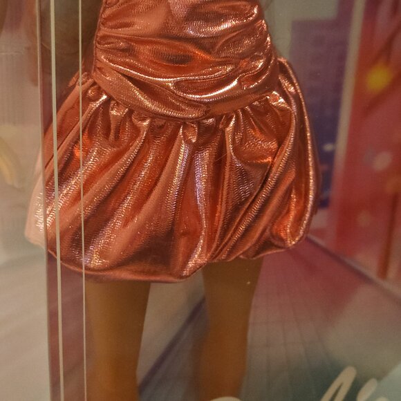 2025 Barbie Deluxe Style Wave 2 Christie Chase Doll Metallic Glam NEW (READ) 2/2 - Picture 4 of 16
